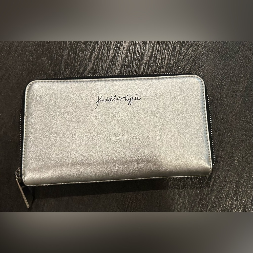 Kendall & Kylie Zippered Wallet NWOT
